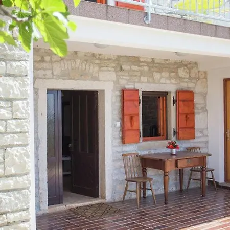 Vikendica Spacious Holiday Near Sea In