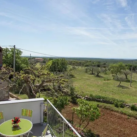 Spacious Holiday Near Sea In באלה