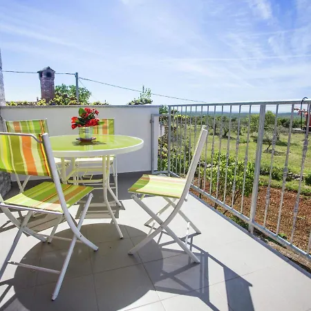 Spacious Holiday Near Sea In באלה