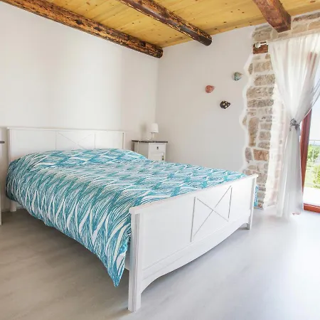Spacious Holiday Near Sea In בית נופש באלה